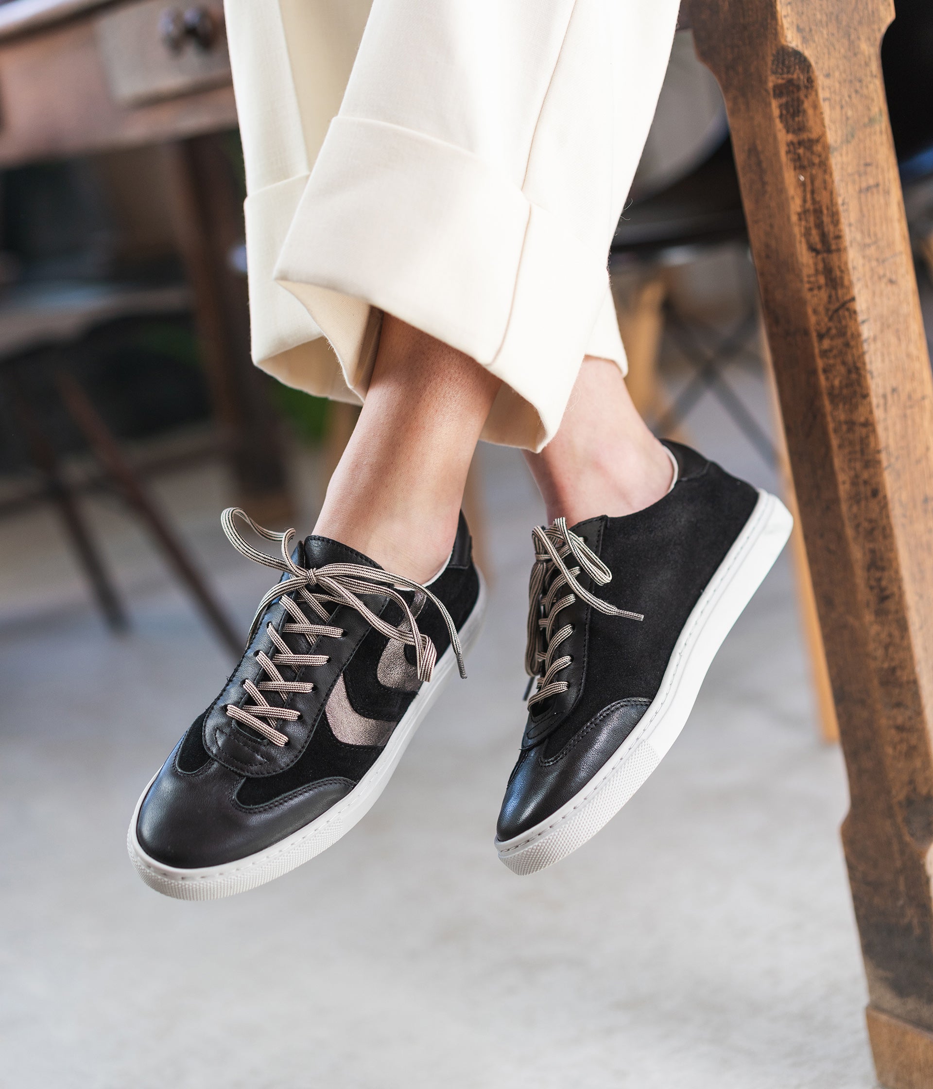 Basket de ville noire femme sale